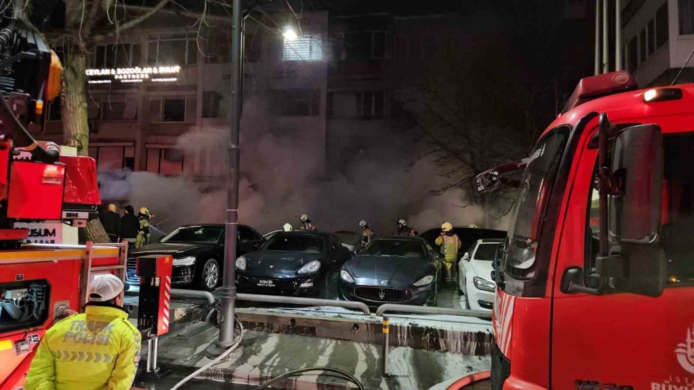 Araç kiralama şirketinde yangın çıktı, 15 araç alevlere teslim oldu