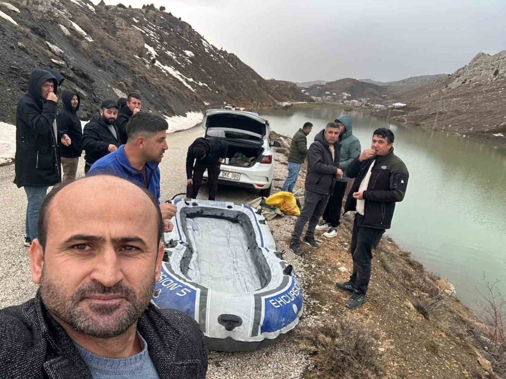 Asfalt göle döndü, Konya'da botlar suya indi