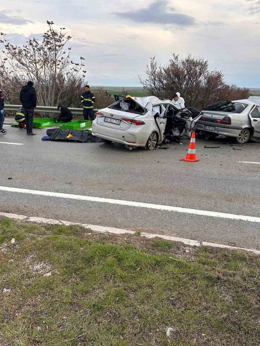 Kafa kafaya çarpışan otomobiller 4 kişiye mezar oldu