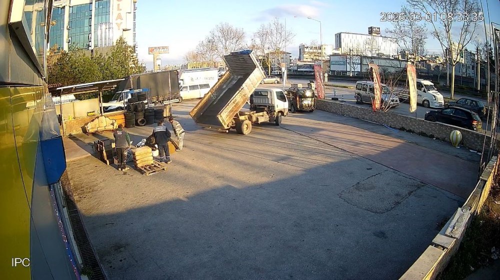 Dükkanın önüne duvar ördü, kiracısı isyan etti: "Bizi açık cezaevine çevirdi"