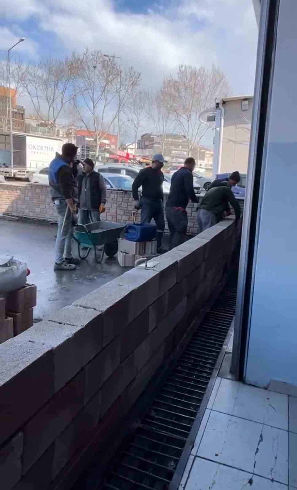 Dükkanın önüne duvar ördü, kiracısı isyan etti: "Bizi açık cezaevine çevirdi"