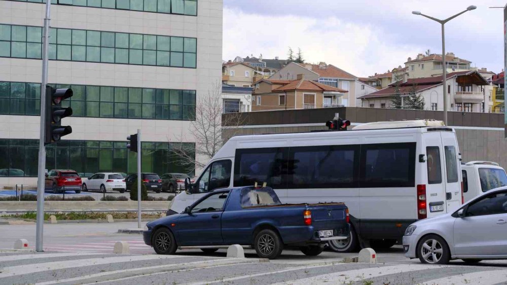 Işığa bakan şaşırıyor! Şehrin en işlek kavşağına yuva yaptı