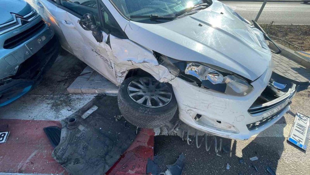 Cana değil mala geldi! Kaza hasarla atlatıldı