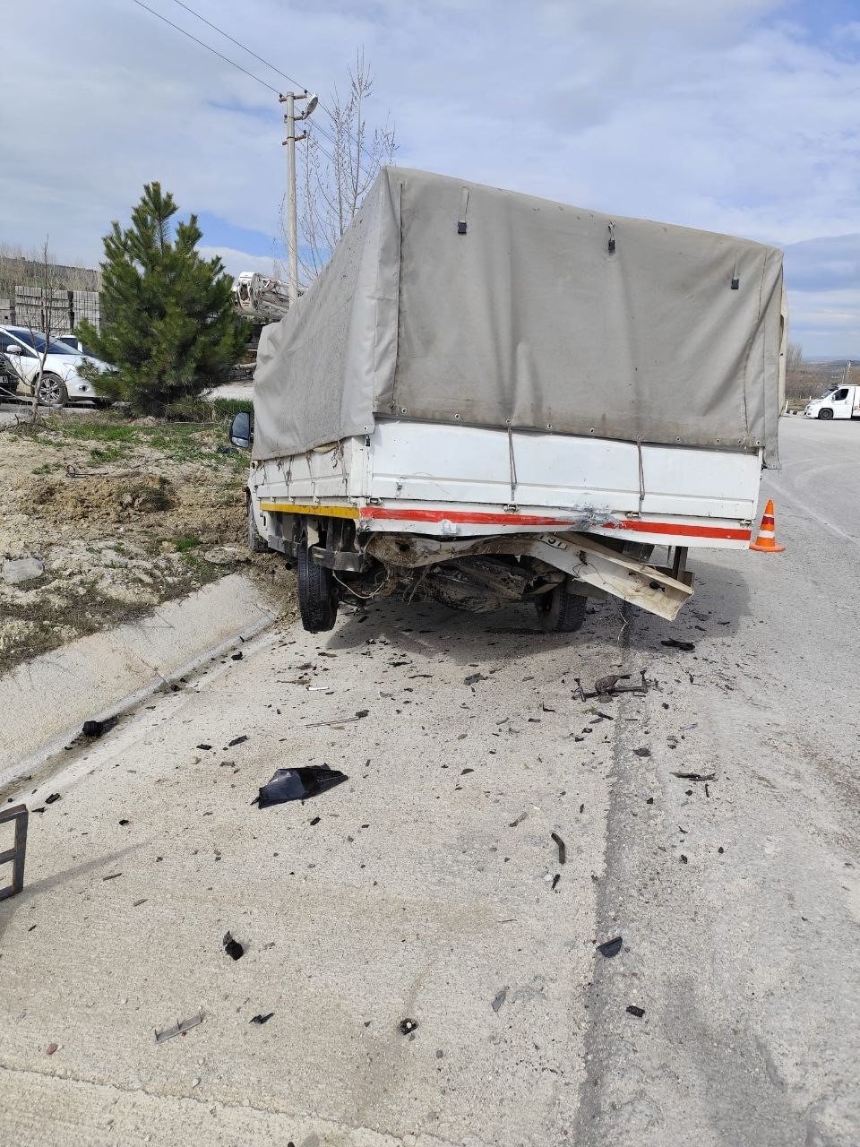 D-350'de Korkutan Sabah: Kamyonete Çarpan Otomobil Kağıt Gibi Ezildi