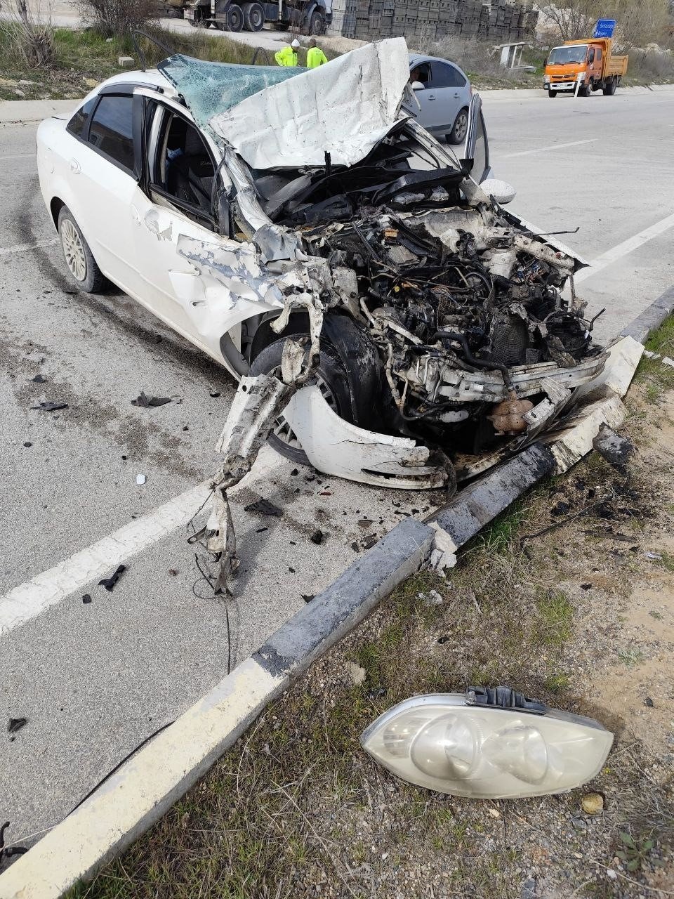 D-350'de Korkutan Sabah: Kamyonete Çarpan Otomobil Kağıt Gibi Ezildi