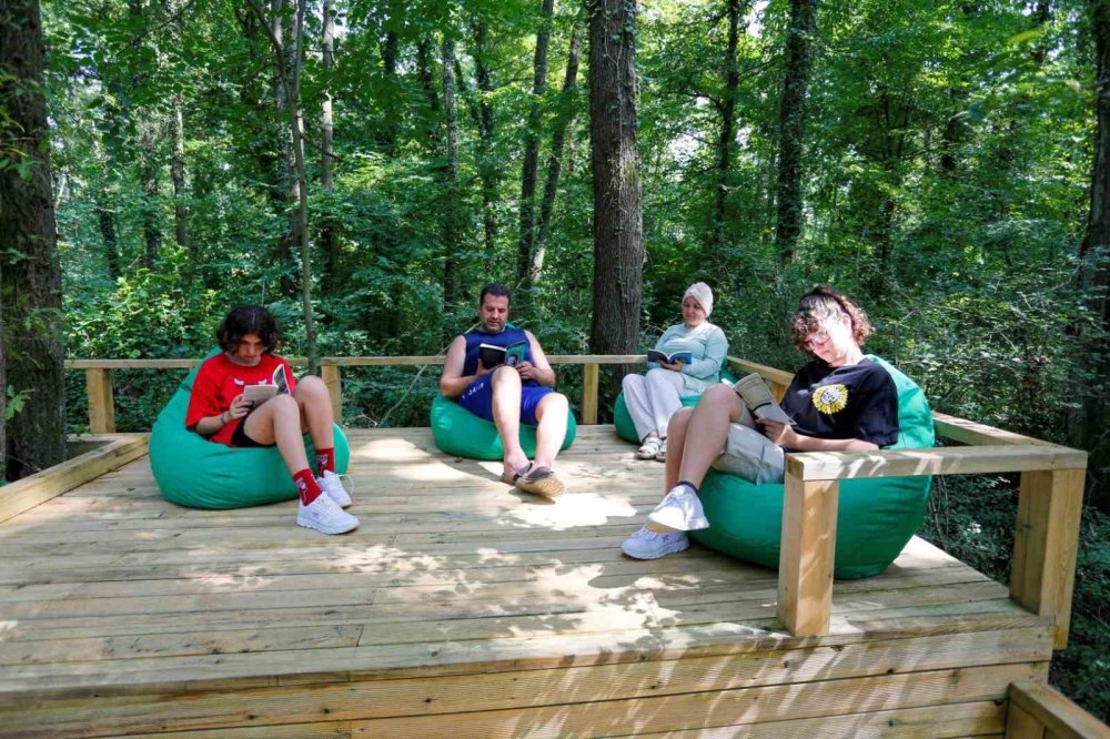 Kuş sesleri eşliğinde kitap okudular