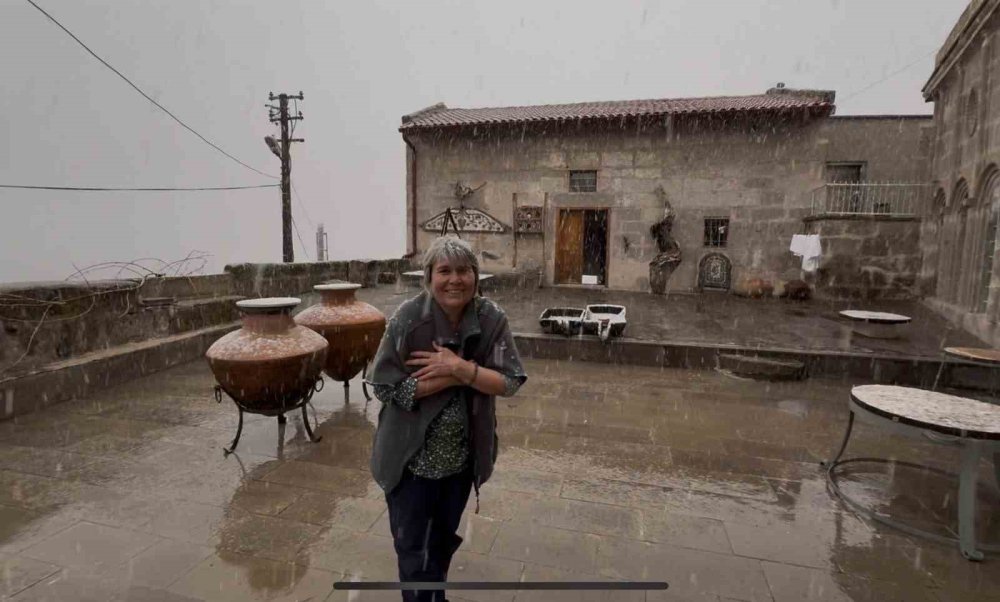 Çiçek açan meyve ağaçlarının üzerine kar yağdı
