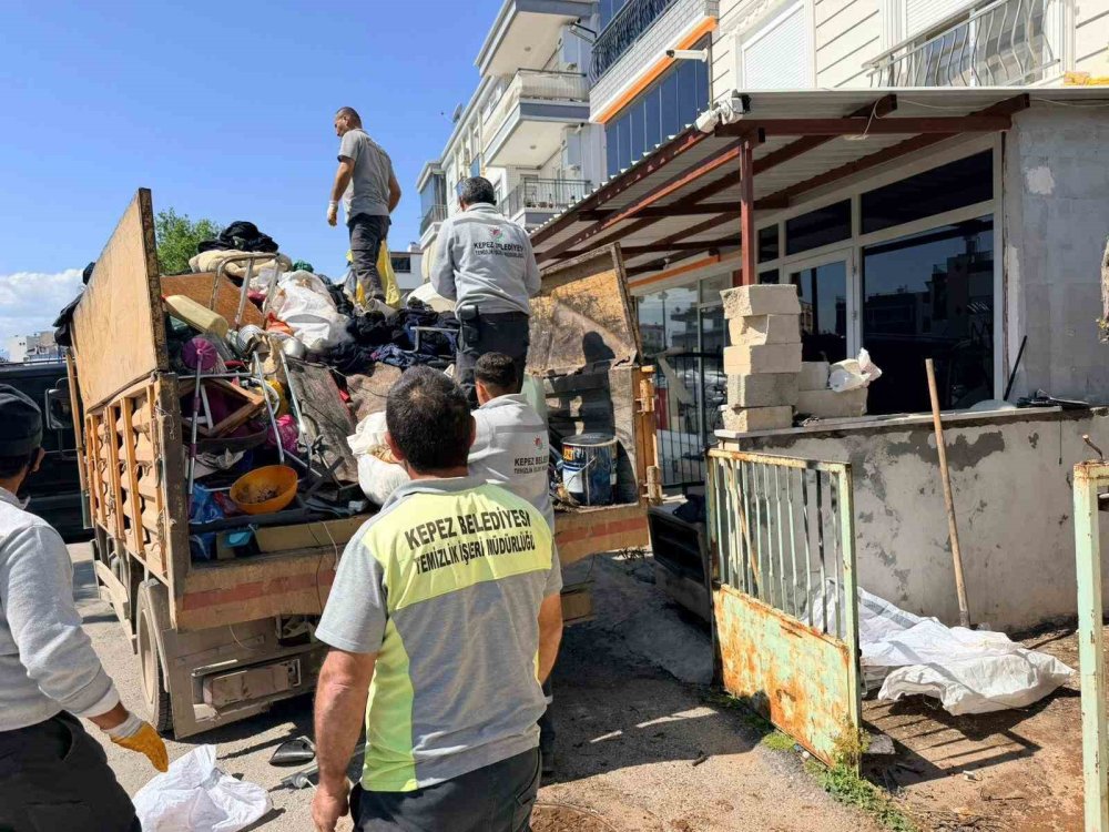 İlçenin çöpünü evinde toplamış