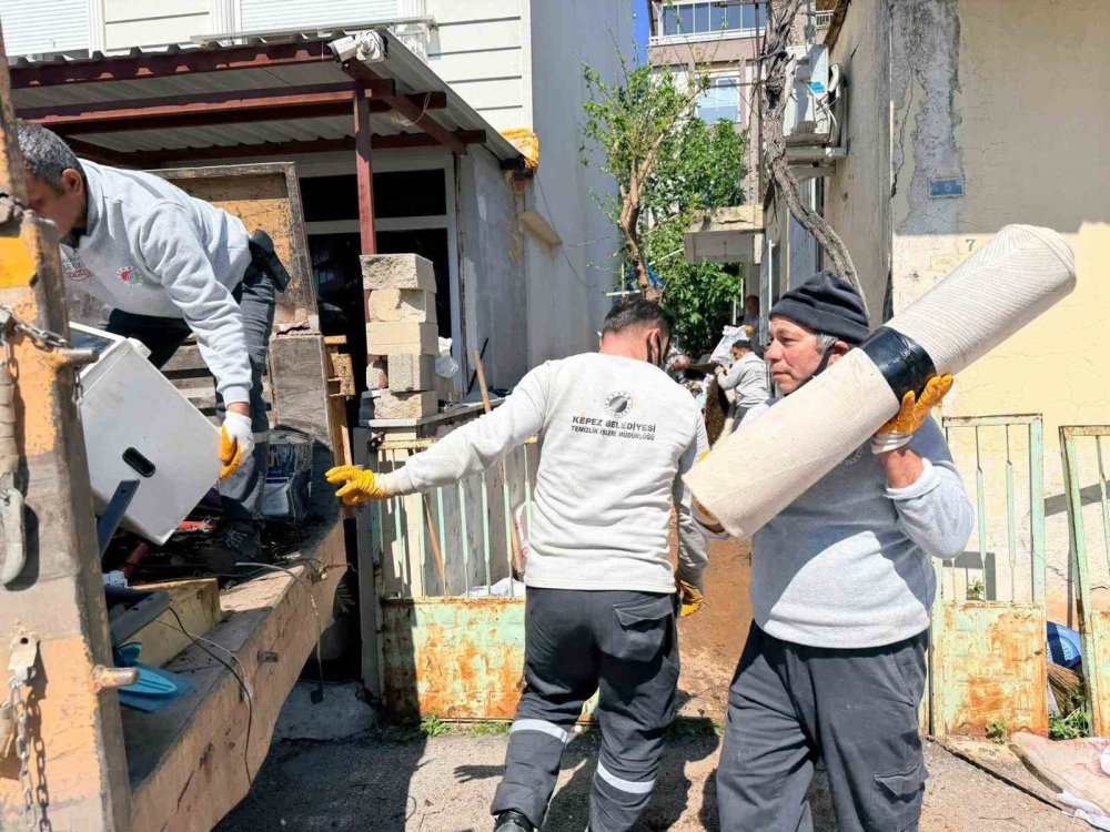 İlçenin çöpünü evinde toplamış