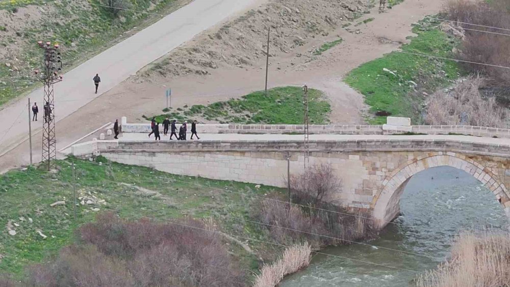 Mucurlu kayıp şahıs termal kameralı dronlar ile aranıyor