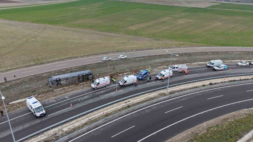 Virajı alamayan Kapadokya Vıp yolcu otobüsü devrildi: 23 yaralı