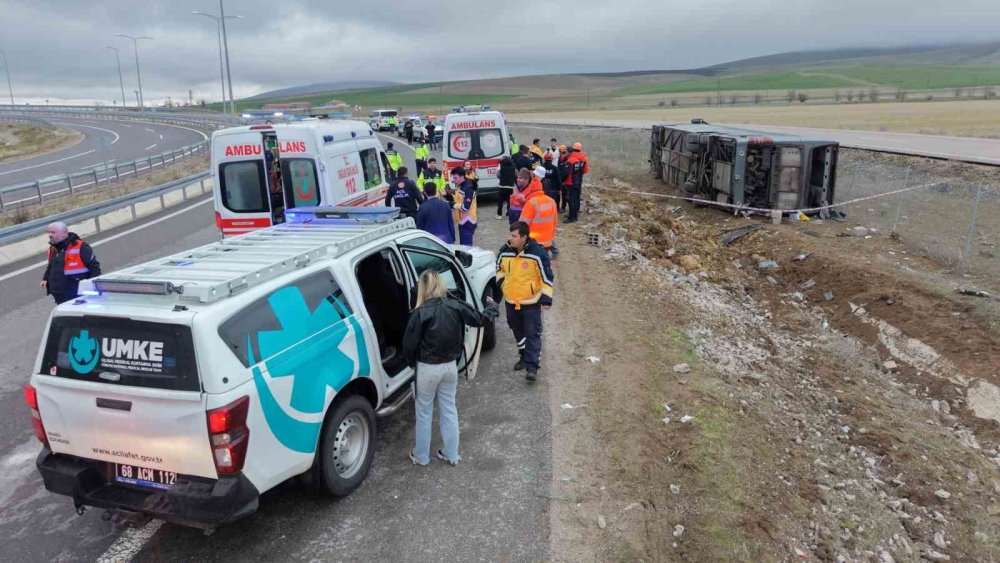 Virajı alamayan Kapadokya Vıp yolcu otobüsü devrildi: 23 yaralı