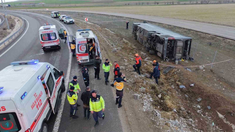 Virajı alamayan Kapadokya Vıp yolcu otobüsü devrildi: 23 yaralı