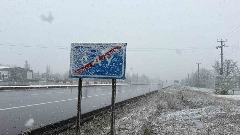 Bir nisan sürprizi de Afyon'a! İlçe beyaza büründü