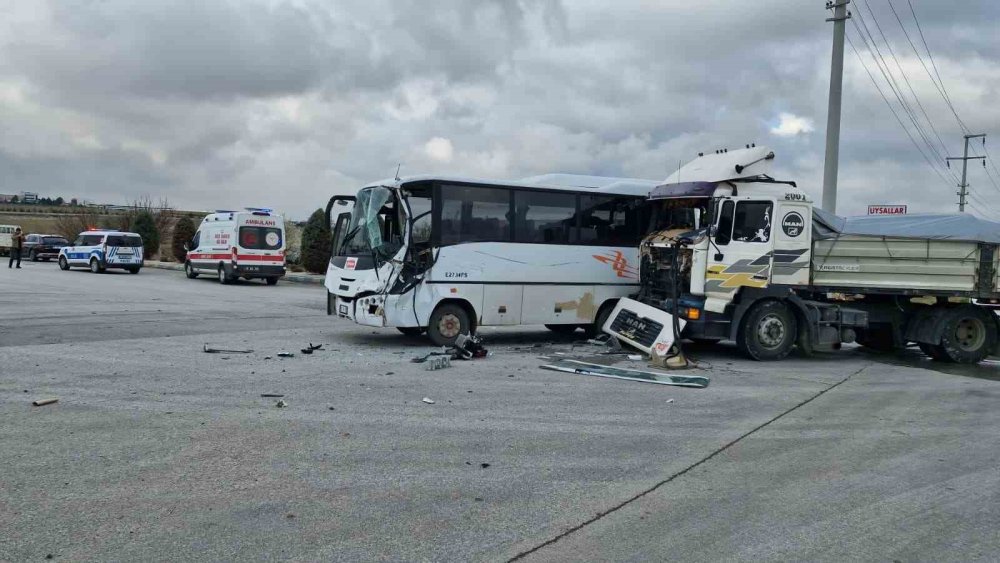 Bisküvi fabrikasının servisi tırla çarpıştı: 12 yaralı