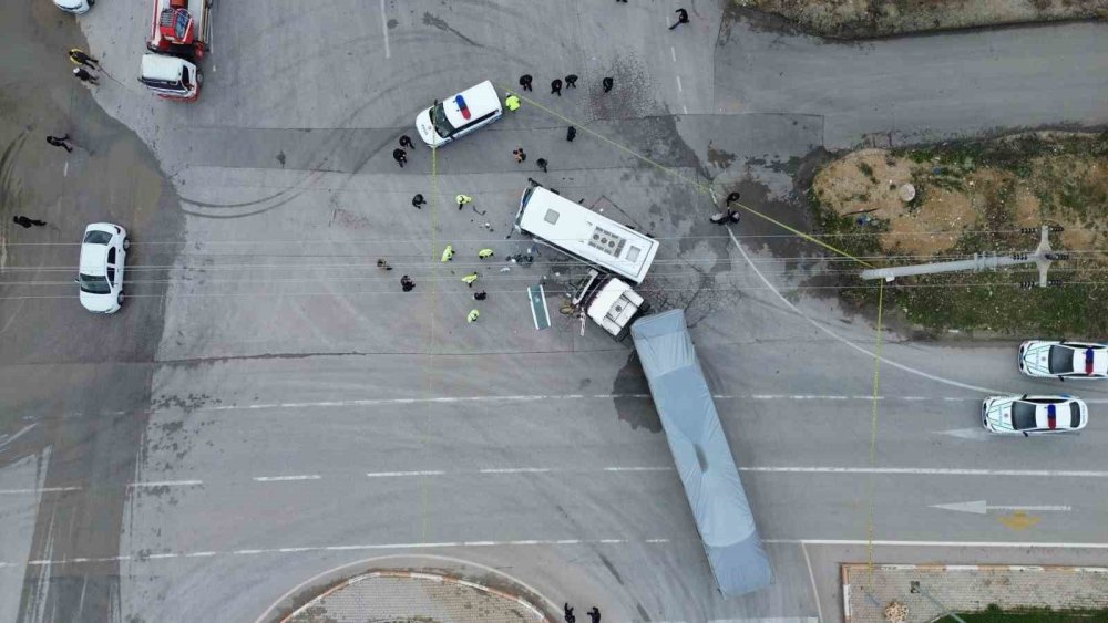 Bisküvi fabrikasının servisi tırla çarpıştı: 12 yaralı