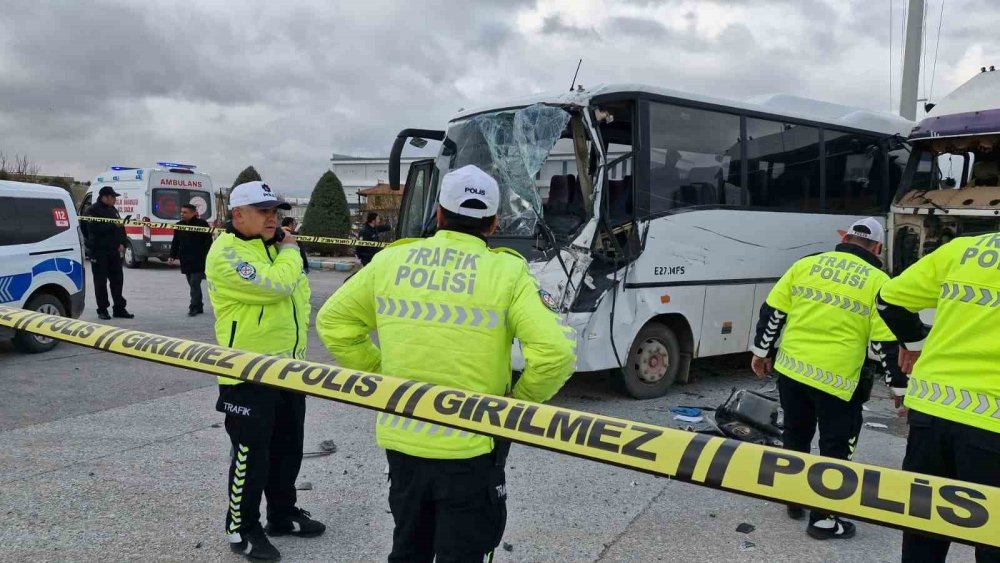 Bisküvi fabrikasının servisi tırla çarpıştı: 12 yaralı