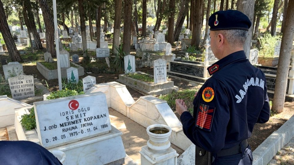 30 yıllık vefa! Şehit silah arkadaşının annesinin elini öptü