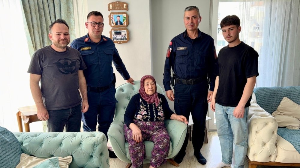 30 yıllık vefa! Şehit silah arkadaşının annesinin elini öptü
