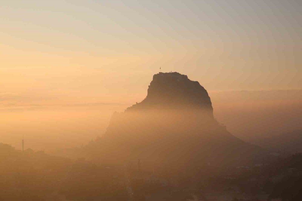Afyon'un simgesi bulutlar arasında kaldı