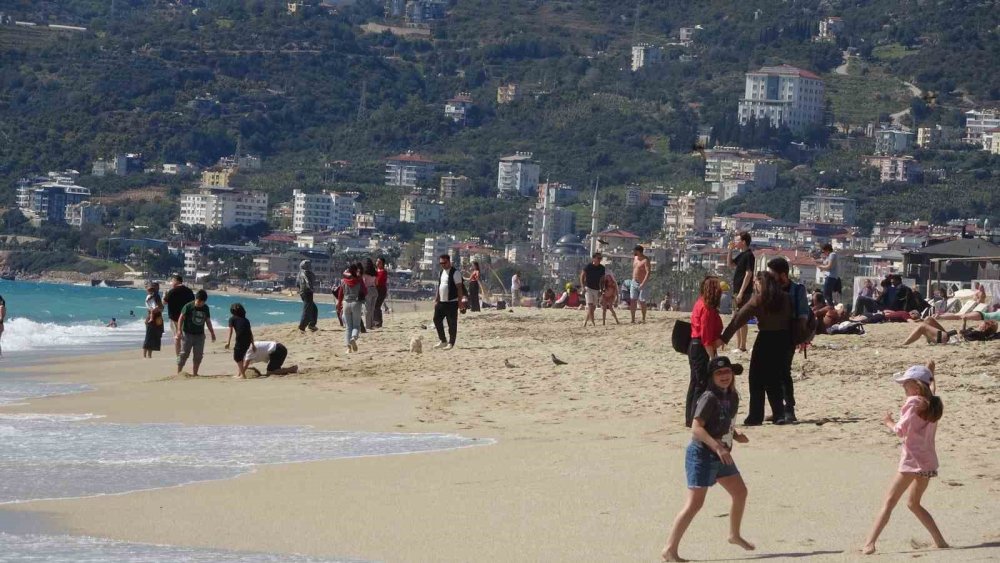 Alanya'da karpuz kabuğu denize düştü