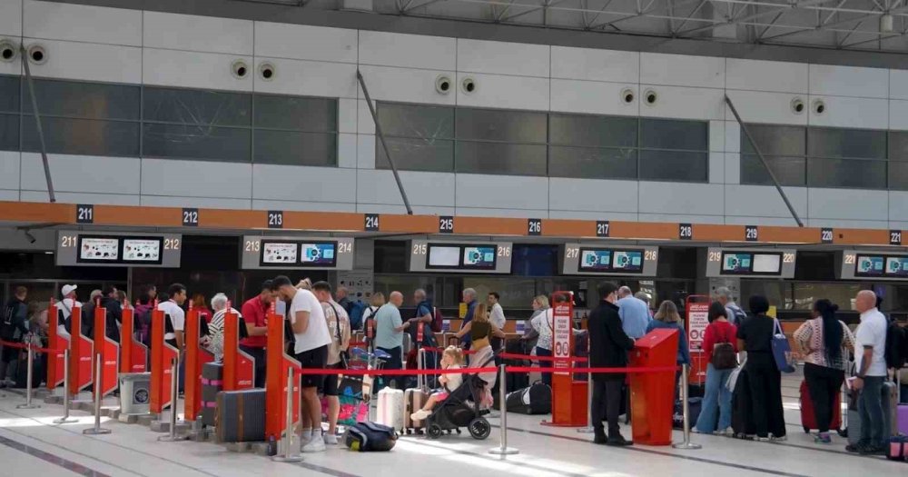 Antalya denizde değil havada rekor kırdı