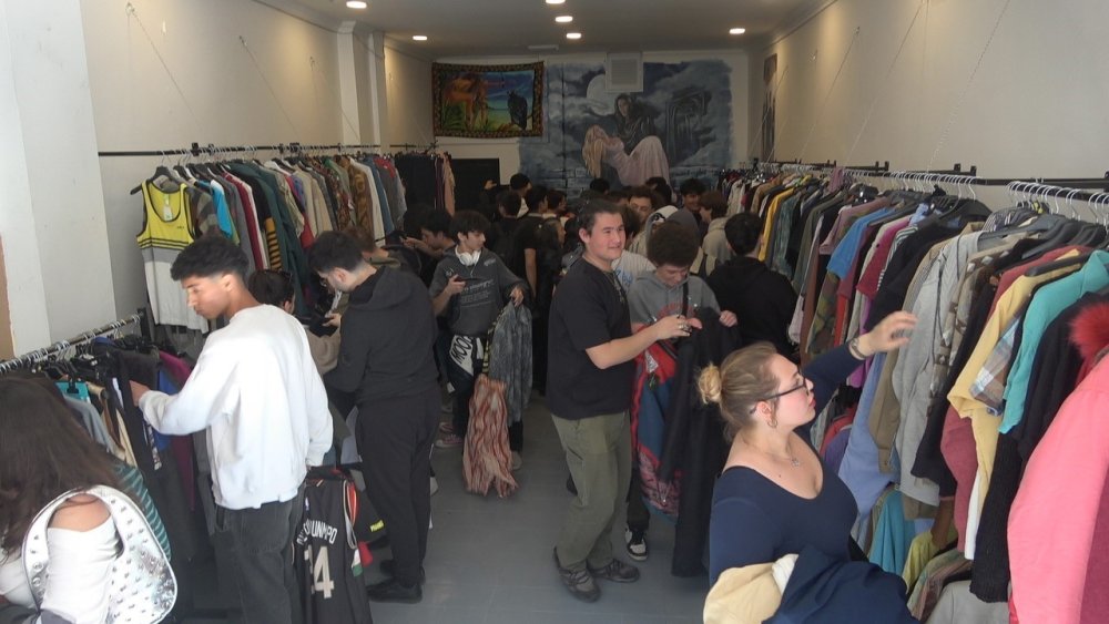 Antalya'da indirim var dendi sokakta kilometrelik kuyruk oluştu