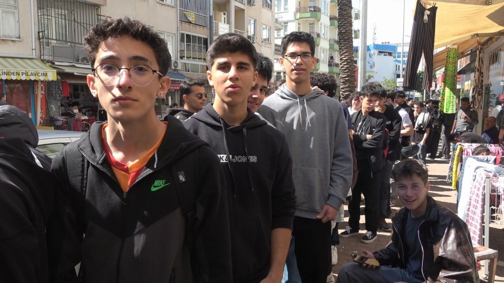 Antalya'da indirim var dendi sokakta kilometrelik kuyruk oluştu