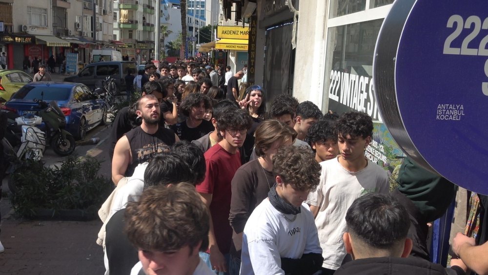 Antalya'da indirim var dendi sokakta kilometrelik kuyruk oluştu