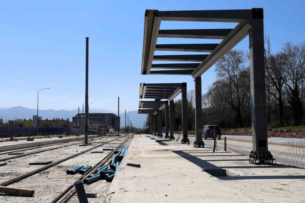 Duraklar tamam tramvay raylara iniyor