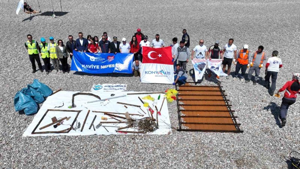 İskele Parçası Bile Çıktı! Konyaaltı Sahili’nde Temizlik: Denizden Çıkanlar Şaşırttı