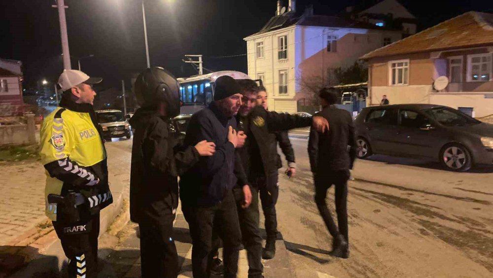 Kavşakta korku dolu anlar! Önce ikisi çarpıştı talihsiz araç da kazaya karıştı