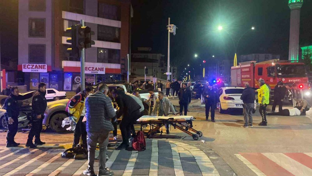 Kavşakta korku dolu anlar! Önce ikisi çarpıştı talihsiz araç da kazaya karıştı