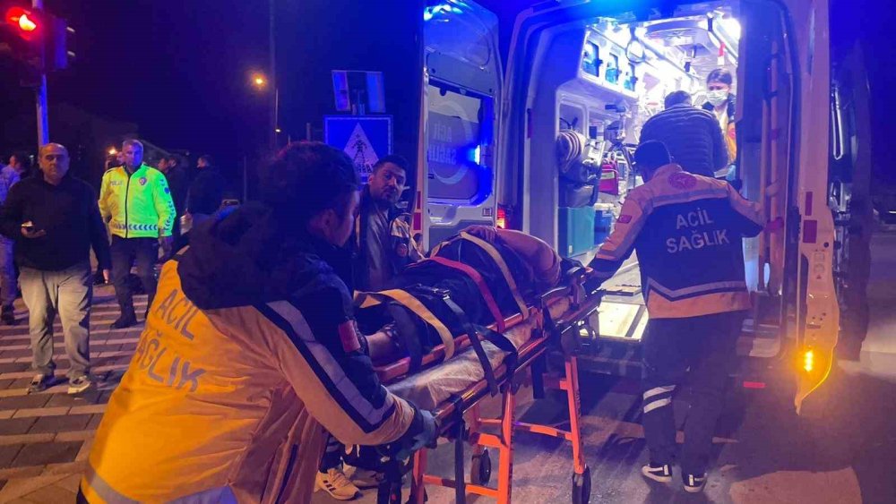 Kavşakta korku dolu anlar! Önce ikisi çarpıştı talihsiz araç da kazaya karıştı