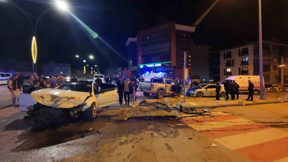 Kavşakta korku dolu anlar! Önce ikisi çarpıştı talihsiz araç da kazaya karıştı