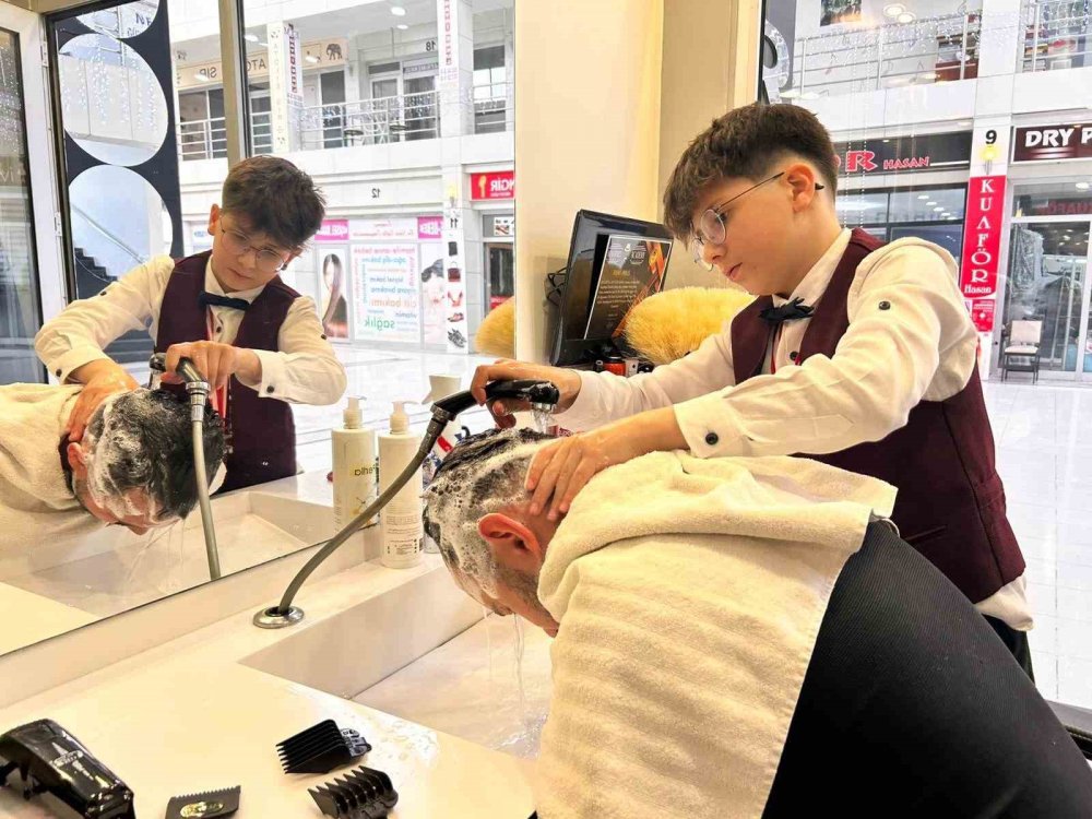 13 yaşındaki kuaför Çınar, ustalara taş çıkarıyor