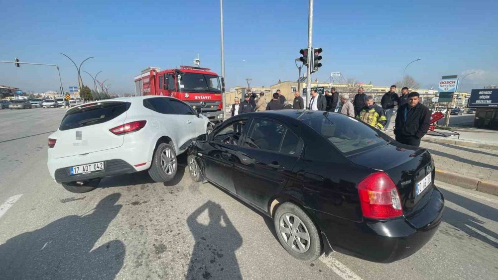 Görenler Telefonuna Sarıldı: Otomobiller Üst Üste Çıktı!