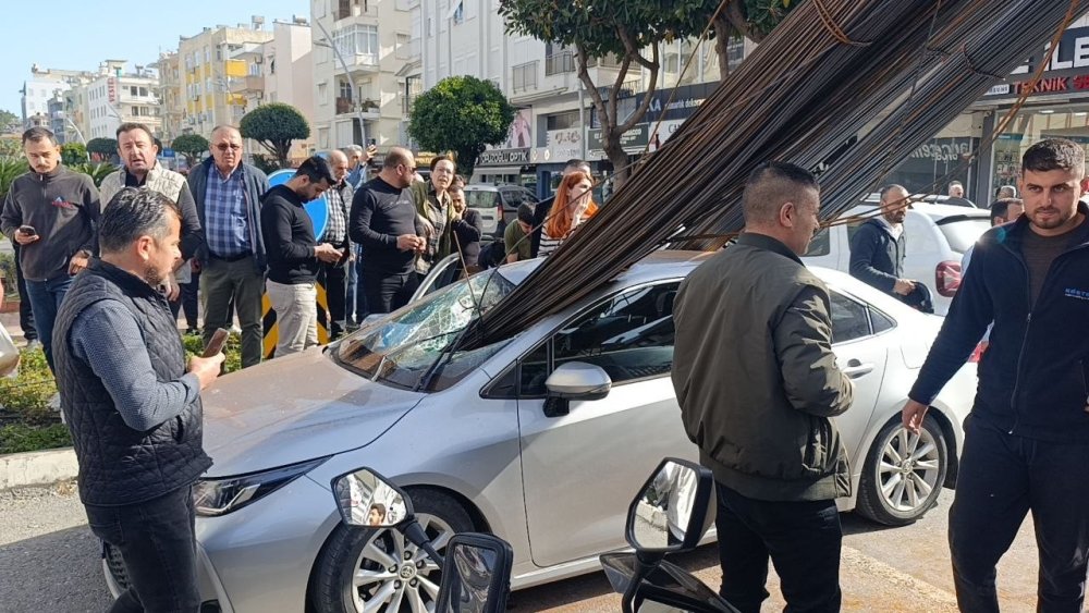 İnşaat Demirleri Otomobilin Camından İçeri Girdi: Facianın Eşiğinden Dönüldü!