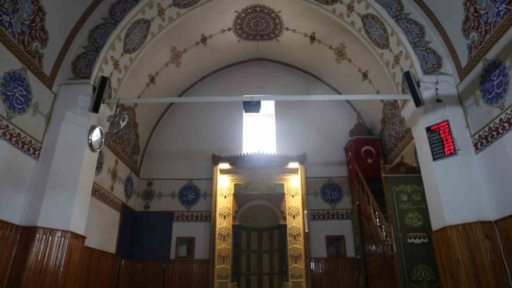 5 asırlık miras Ahi Evran Camii dökülüyor