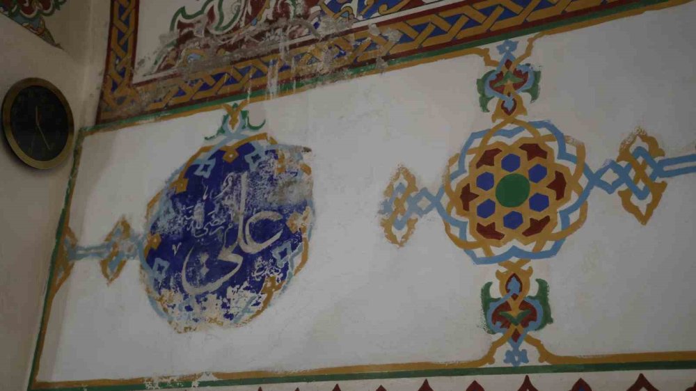 5 asırlık miras Ahi Evran Camii dökülüyor