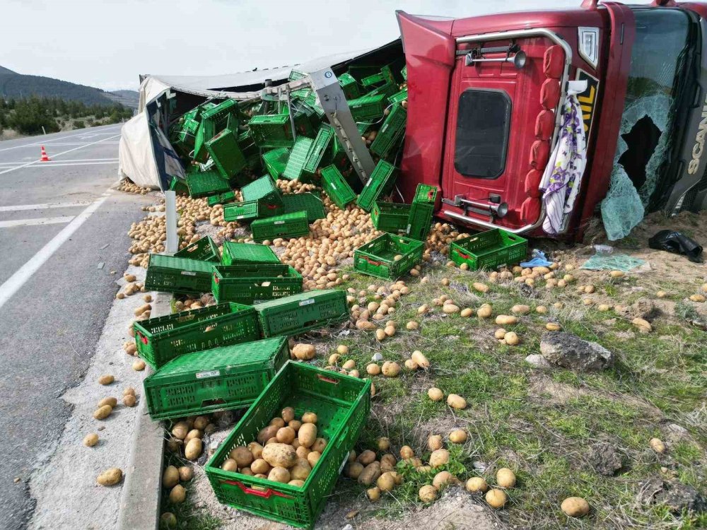 Konya plakalı patates yüklü tır devrildi