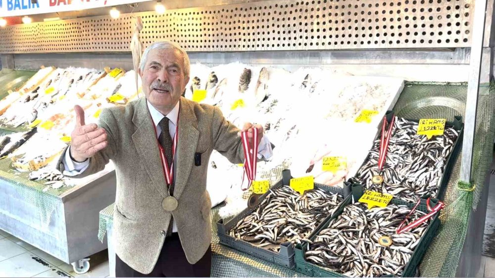 Balıkçı Kenan hamsiye "madalya" taktı