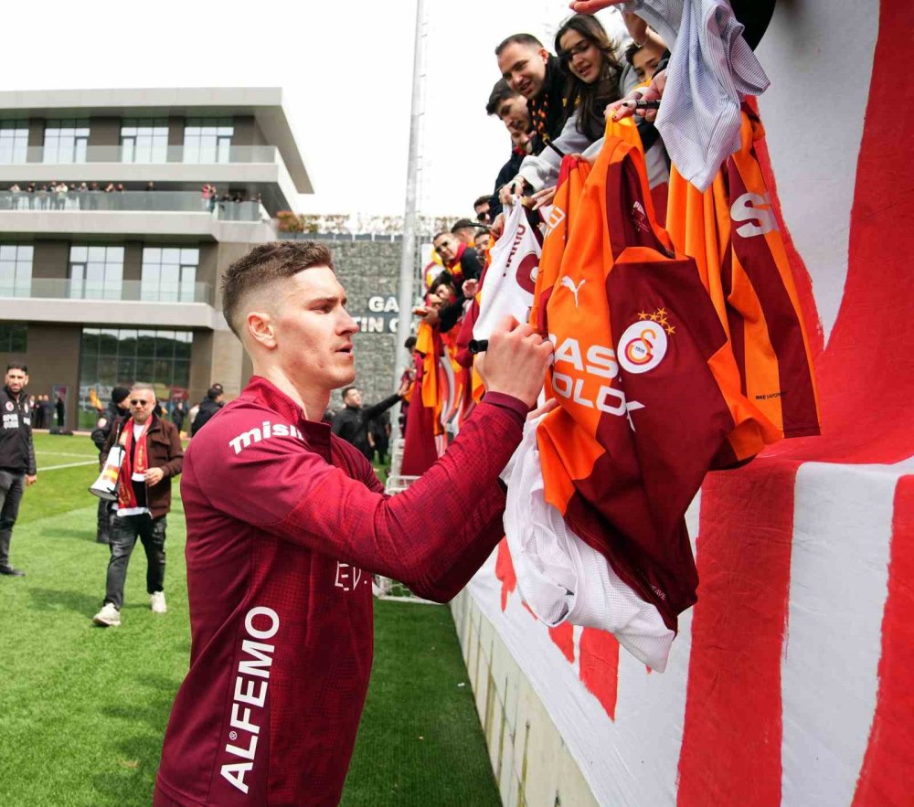 Galatasaray kapılarını taraftara açtı