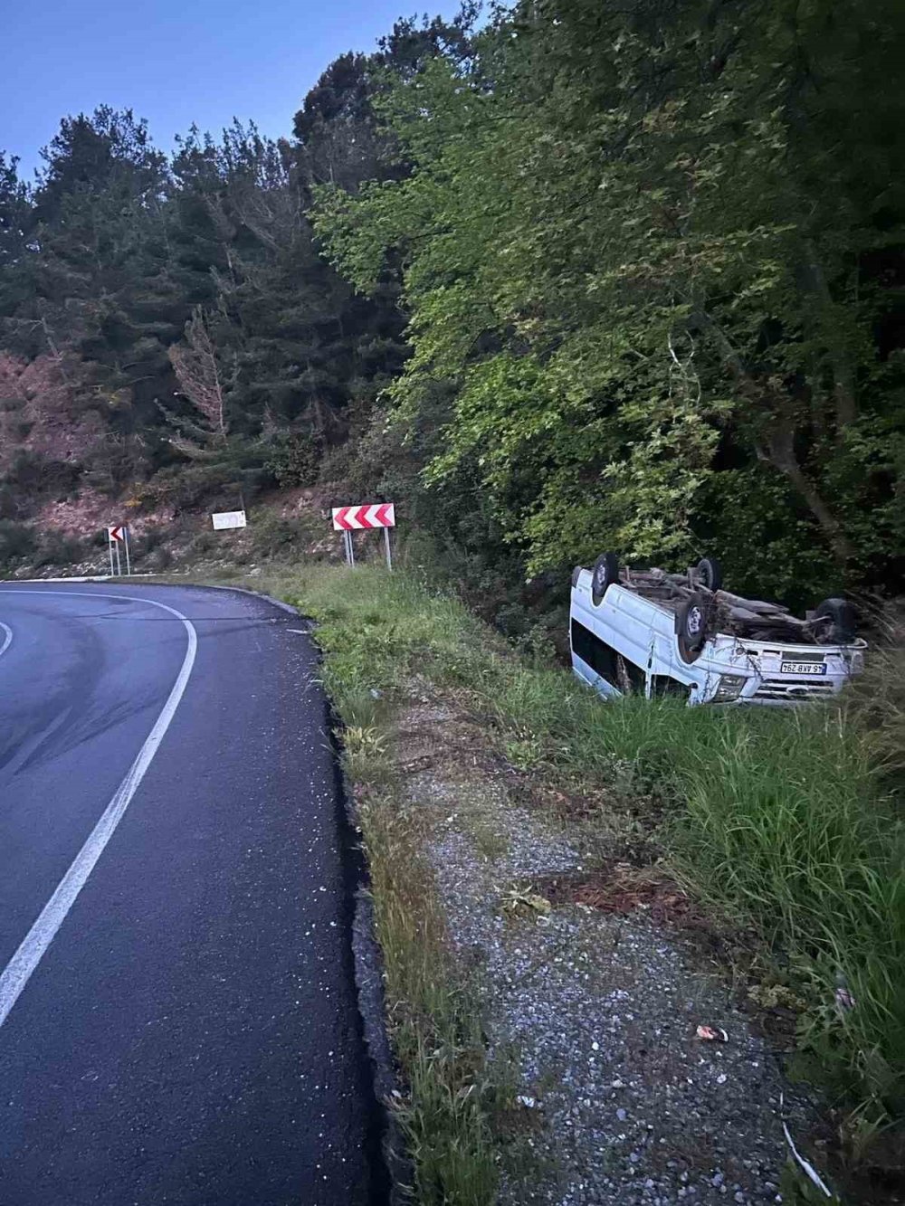 Gazipaşa'da mlinibüs yoldan çıktı: 2 yaralı