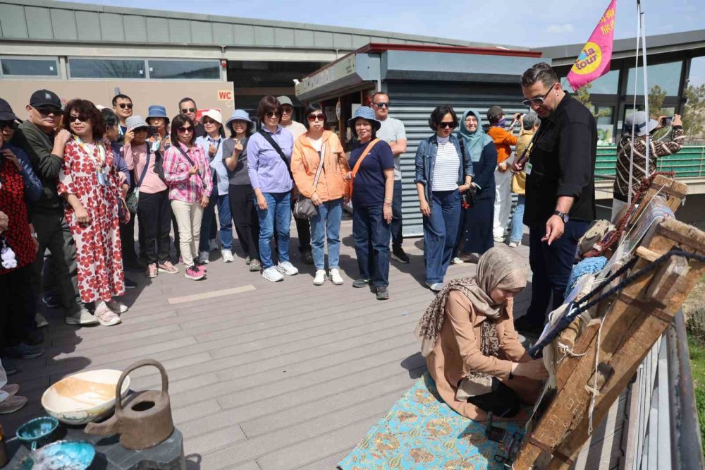 Turistler işçi gibi çalıştı