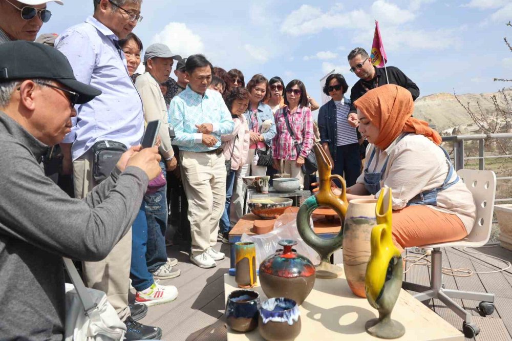 Turistler işçi gibi çalıştı