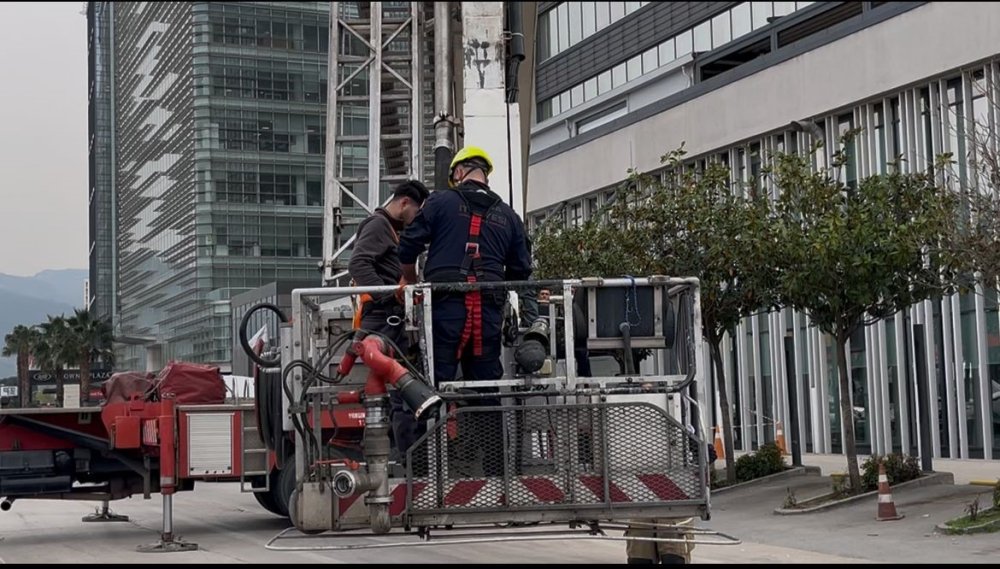 Dış cephede cam silerken 52 metrede mahsur kaldılar