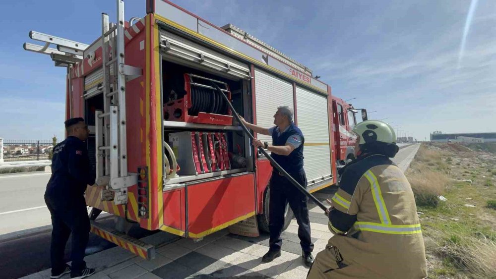 İnşaat alanındaki atıklar tutuştu, itfaiye tam zamanında yetişti
