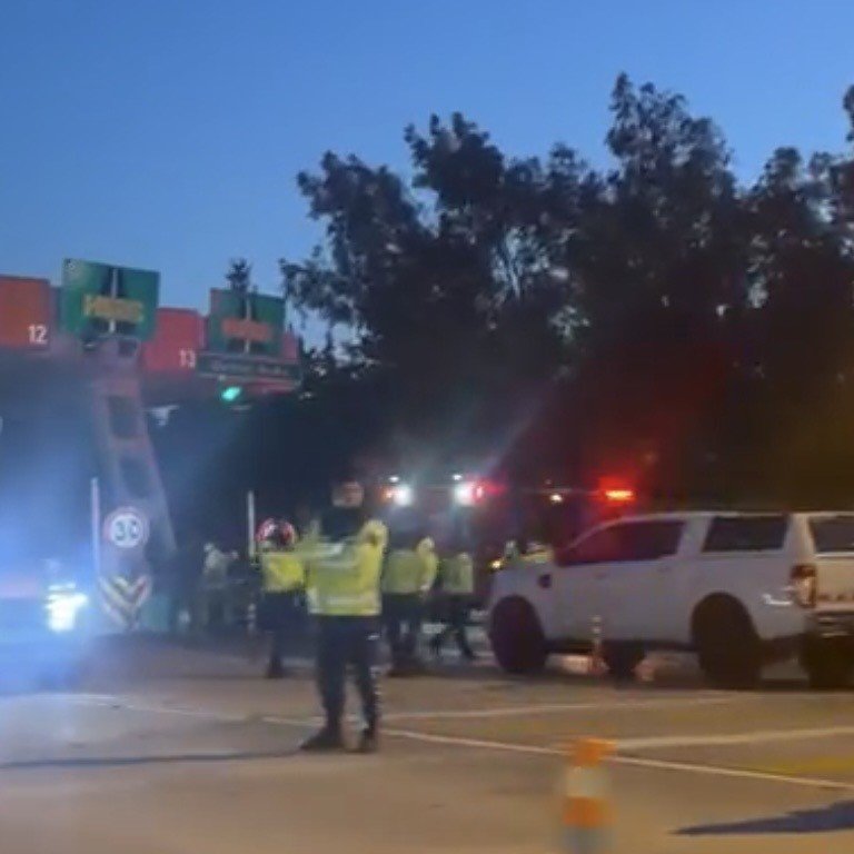 Beton bariyere çarpıp yandı araçtan çıkamadı