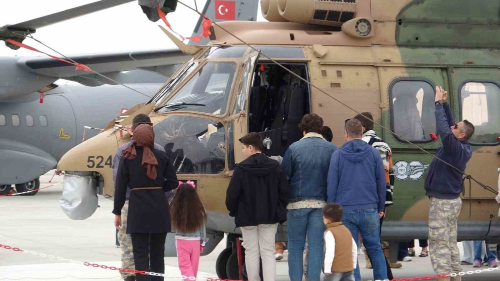 Çelik kartallar Konya semalarını çocuklar için inletti